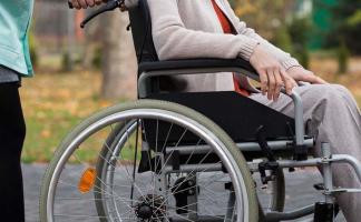 Минтруда: для людей с инвалидностью доступны новые социальные услуги на дому